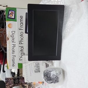 VENTURER DIGITAL PHOTO FRAME with 8" LCD SCREEN